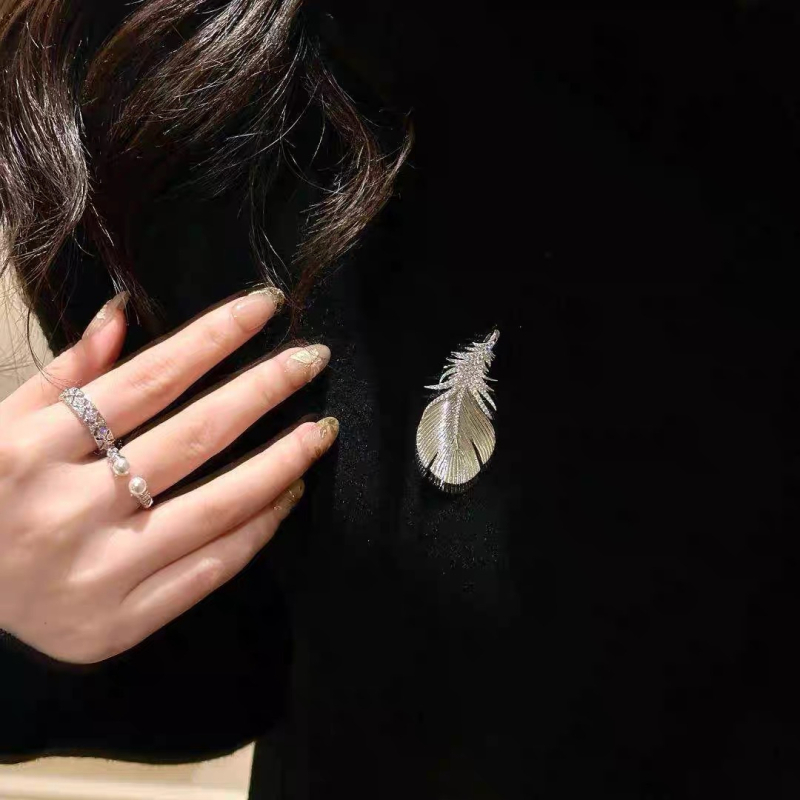 Plunksnų motyvo segė-žiedas vario pagrindu, auksu dengtais dirbtiniais akmenimis, Prekės ženklas Billion Craftsmen, Kilmė Shanwei