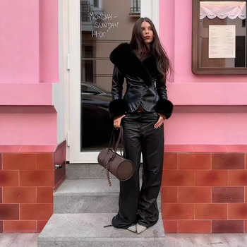 Mākslīgās ādas jaka ar stāvošu apkakli, dubultā aizdare, mākslīgās kažokādas apkakle, platām piedurknēm, poliestera audums