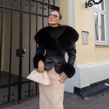 Mākslīgās ādas jaka ar stāvošu apkakli, dubultā aizdare, mākslīgās kažokādas apkakle, platām piedurknēm, poliestera audums