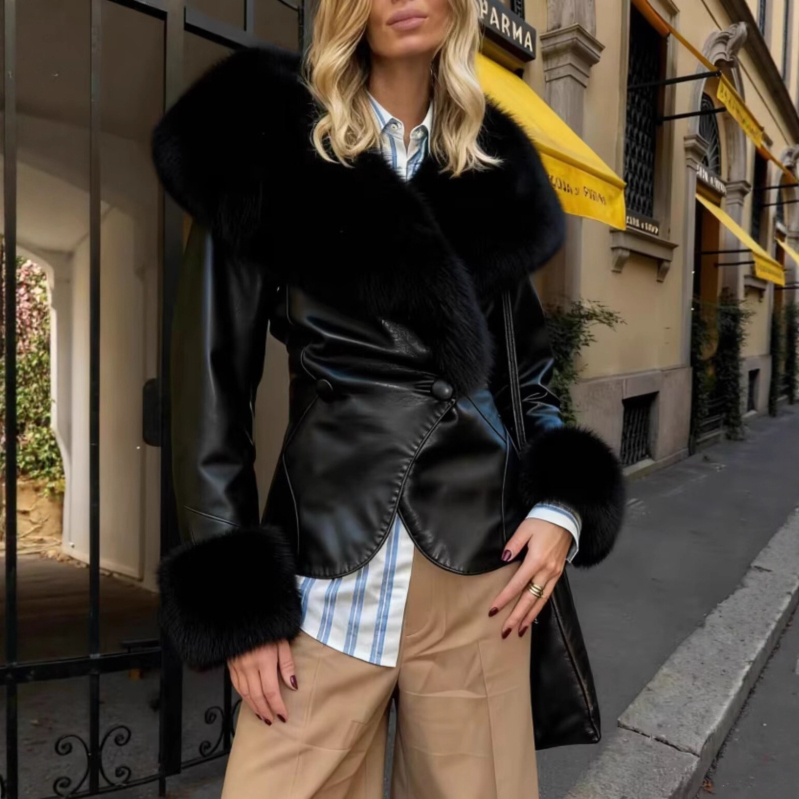 Mākslīgās ādas jaka ar stāvošu apkakli, dubultā aizdare, mākslīgās kažokādas apkakle, platām piedurknēm, poliestera audums