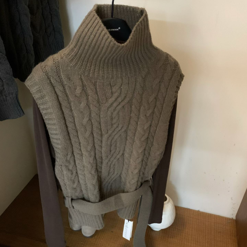 Pletene bezrukavni džemper-vest s visokim ovratnikom, debeli vuneni miks (50–70% vuna) i elastan, normalan kroj, duljina 50–65 cm