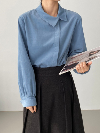 Košulja od pamuka 95%+, jedne boje, dugi rukavi, ovratnik lapel, prednje kopčanje na gumbe