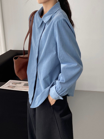 Košulja od pamuka 95%+, jedne boje, dugi rukavi, ovratnik lapel, prednje kopčanje na gumbe