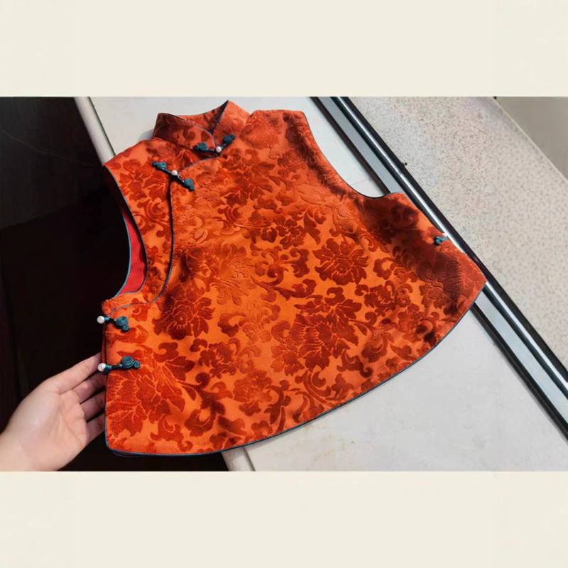 Naisteveste – linnaliku stiil, ümmargune kaelus, taime muster, polüester, 80–90% polüestri sisaldus, ühe rida nööbid, kevad 2025