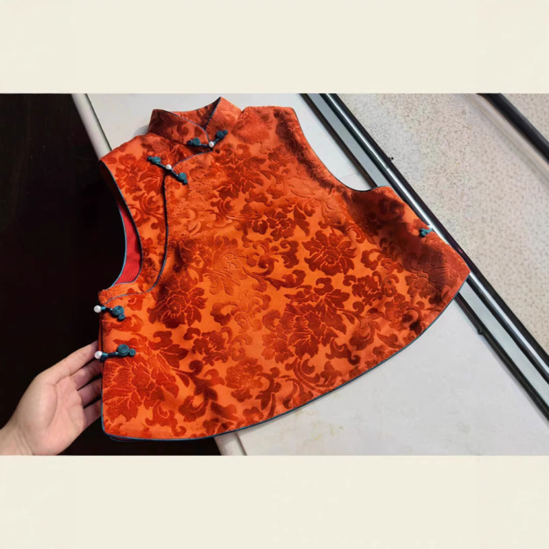 Naisteveste – linnaliku stiil, ümmargune kaelus, taime muster, polüester, 80–90% polüestri sisaldus, ühe rida nööbid, kevad 2025