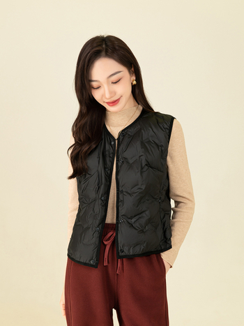 Moteriška pūkinė liemenė, siauras kirpimas, pūkų užpildas 86–90%, vidutinio storio, poliesterio audinys, ilgis 50–65 cm