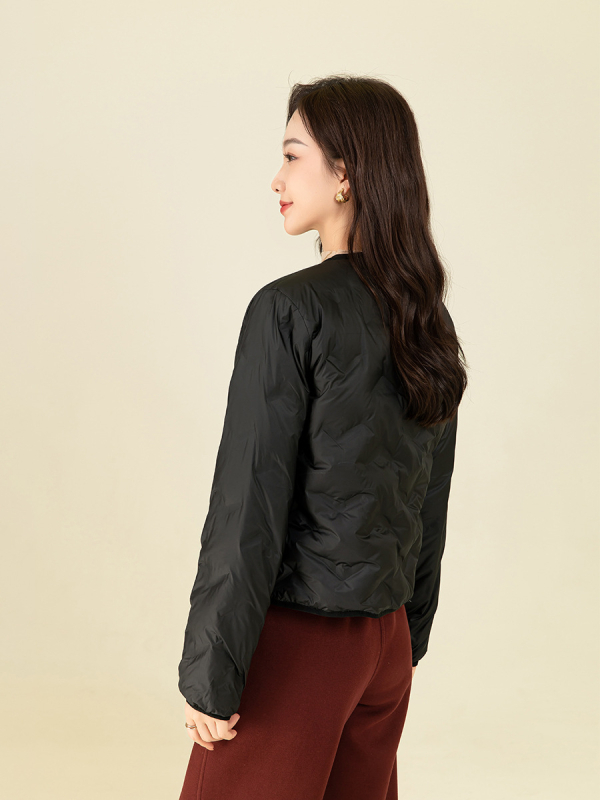 Moteriška pūkinė liemenė, siauras kirpimas, pūkų užpildas 86–90%, vidutinio storio, poliesterio audinys, ilgis 50–65 cm