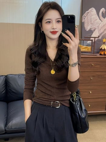 Moteriški marškinėliai su V kaklu, ilgomis rankovėmis, siauras kirpimas, įprastas ilgis