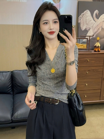 Moteriški marškinėliai su V kaklu, ilgomis rankovėmis, siauras kirpimas, įprastas ilgis