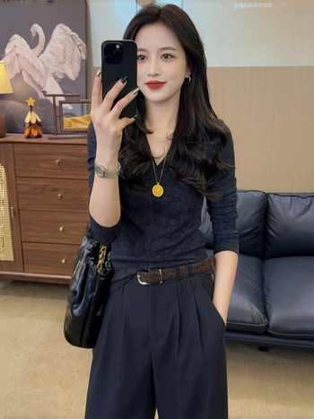 Moteriški marškinėliai su V kaklu, ilgomis rankovėmis, siauras kirpimas, įprastas ilgis