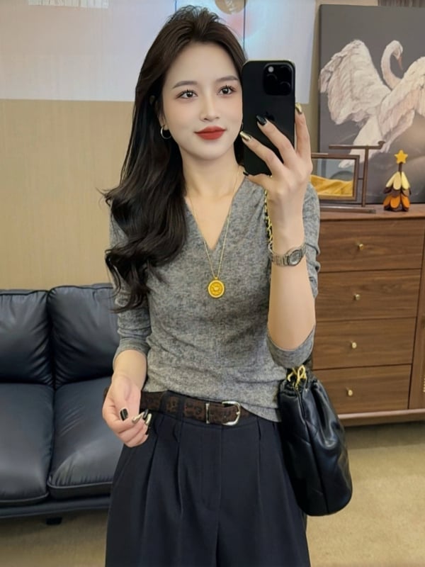 Moteriški marškinėliai su V kaklu, ilgomis rankovėmis, siauras kirpimas, įprastas ilgis