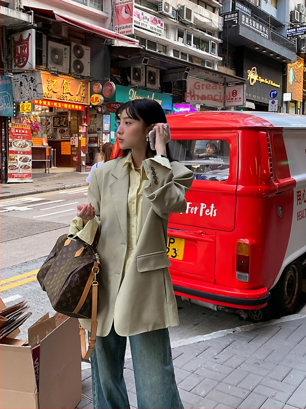 Naistele vabava lõikega kostüüm, jakk kraega, pikkade varrukatega, kaks nuppu