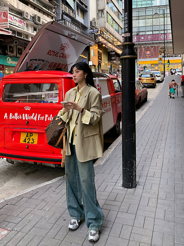 Naistele vabava lõikega kostüüm, jakk kraega, pikkade varrukatega, kaks nuppu