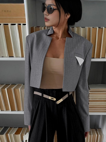 Naiste triibuline lühike bleiser, püsti krae ja pikkade varrukatega, polüestersegu, sügis 2025