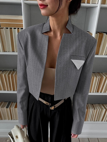 Naiste triibuline lühike bleiser, püsti krae ja pikkade varrukatega, polüestersegu, sügis 2025