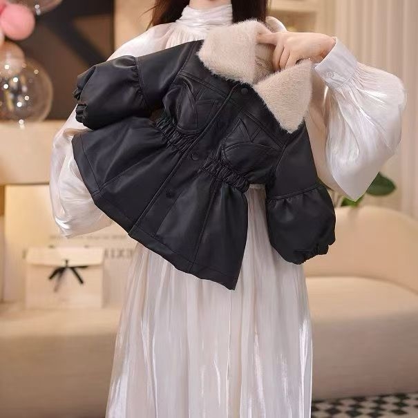 Mergaitėms skirta PU odinė žieminė striukė su pliušiniu pamušalu, ilgomis rankovėmis, vidutinio ilgio, užsegama vienu sageliu