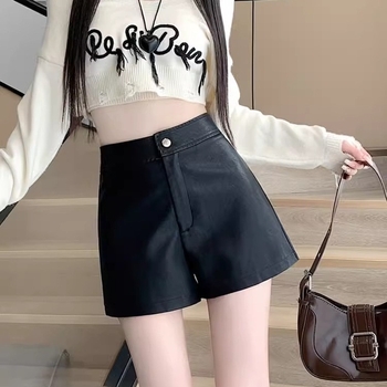 Дамски къси панталони от изкуствена кожа – висок талия, дължина hot pants, прав силует, полиестер със 80–90% еластан, без намачкване