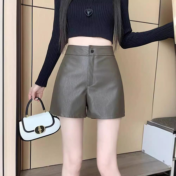 Дамски къси панталони от изкуствена кожа – висок талия, дължина hot pants, прав силует, полиестер със 80–90% еластан, без намачкване