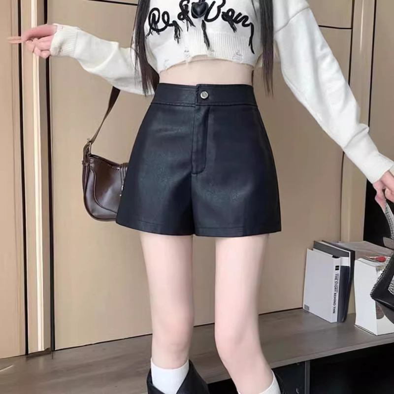 Дамски къси панталони от изкуствена кожа – висок талия, дължина hot pants, прав силует, полиестер със 80–90% еластан, без намачкване