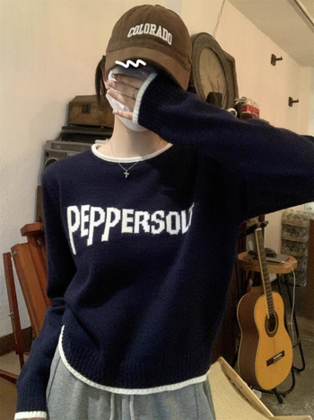 Poliesterski pleteni džemper s tekstnim uzorkom, kapuljača, okrugli izrez, dugi rukavi