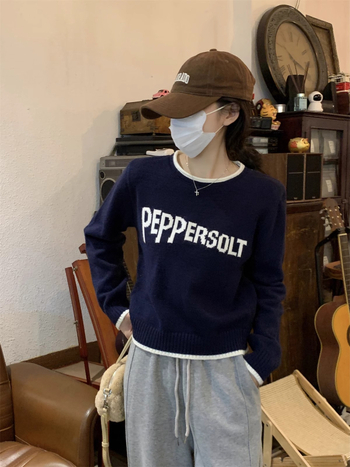 Poliesterski pleteni džemper s tekstnim uzorkom, kapuljača, okrugli izrez, dugi rukavi