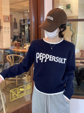 Poliesterski pleteni džemper s tekstnim uzorkom, kapuljača, okrugli izrez, dugi rukavi