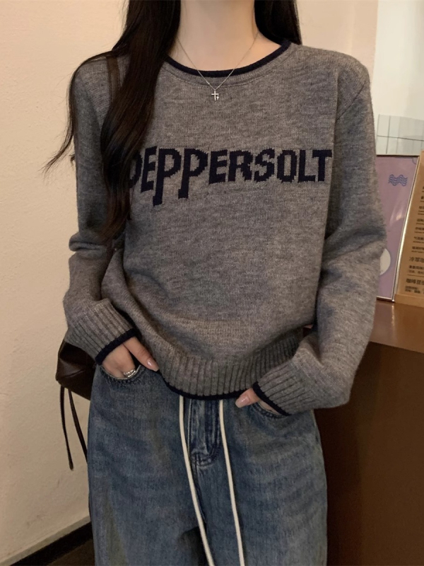 Poliesterski pleteni džemper s tekstnim uzorkom, kapuljača, okrugli izrez, dugi rukavi