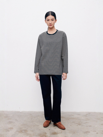 Dryžuota medvilninė T-kreklė su apvaliu kaklu, ilgomis rankovėmis, laisvas kirpimas