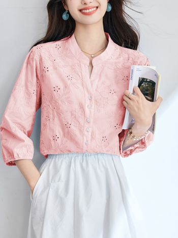 Риза от 100% памук с V-образно деколте, фонарни ръкави и ажурни елементи, свободен силует