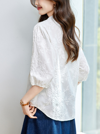 Риза от 100% памук с V-образно деколте, фонарни ръкави и ажурни елементи, свободен силует