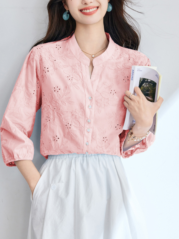 Риза от 100% памук с V-образно деколте, фонарни ръкави и ажурни елементи, свободен силует