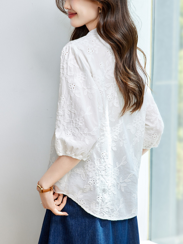 Риза от 100% памук с V-образно деколте, фонарни ръкави и ажурни елементи, свободен силует