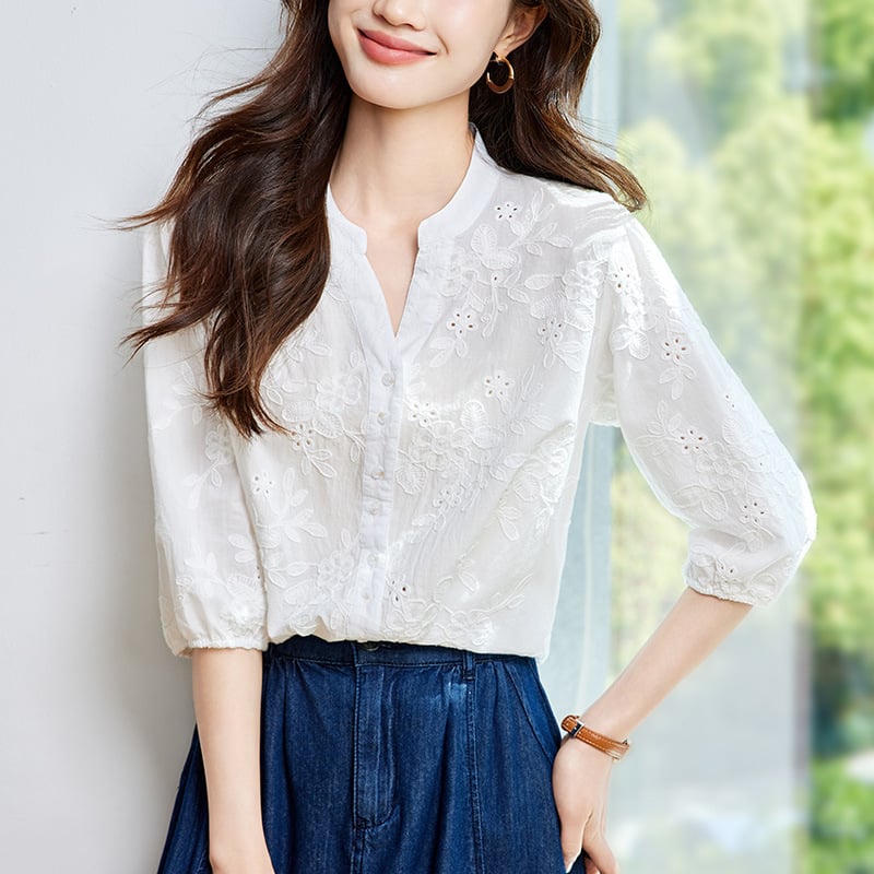 Риза от 100% памук с V-образно деколте, фонарни ръкави и ажурни елементи, свободен силует