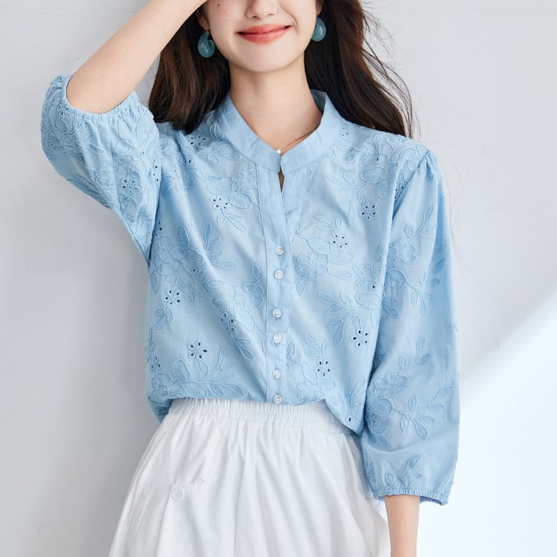 Риза от 100% памук с V-образно деколте, фонарни ръкави и ажурни елементи, свободен силует