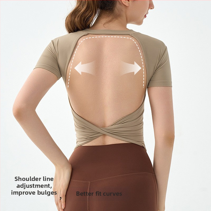 Sievietes jogas top ar atvērtu muguru un krūšu spilventiņu – slim fit, apaļš kakla izgriezums, elpojošs audums, 80% neilons, 20% spandekss, īsās piedurknes