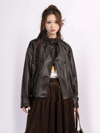 Γυναικείο δερμάτινο μπουφάν από συνθετικό δέρμα, με διπλή σειρά κουμπιών στο μπροστινό μέρος, ελαφρώς φαρδιά γραμμή, μακριά μανίκια