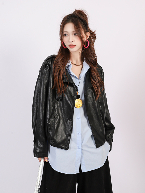 Γυναικείο δερμάτινο μπουφάν από συνθετικό δέρμα, με διπλή σειρά κουμπιών στο μπροστινό μέρος, ελαφρώς φαρδιά γραμμή, μακριά μανίκια