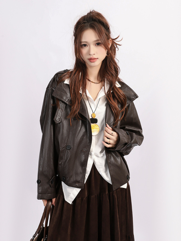 Γυναικείο δερμάτινο μπουφάν από συνθετικό δέρμα, με διπλή σειρά κουμπιών στο μπροστινό μέρος, ελαφρώς φαρδιά γραμμή, μακριά μανίκια