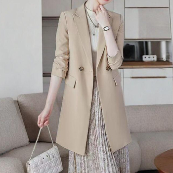 Naistele vabaks lõikega bleiser-kostüüm geomeetrilise mustriga, V-kaelus, topeltkinnitus, keskmine pikkus, polüester