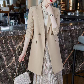 Naistele vabaks lõikega bleiser-kostüüm geomeetrilise mustriga, V-kaelus, topeltkinnitus, keskmine pikkus, polüester