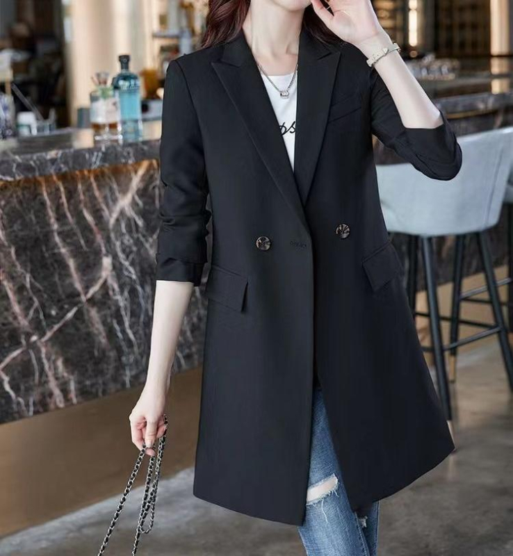 Naistele vabaks lõikega bleiser-kostüüm geomeetrilise mustriga, V-kaelus, topeltkinnitus, keskmine pikkus, polüester