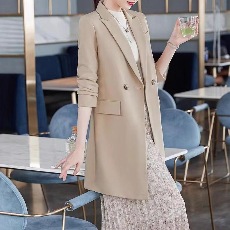 Naistele vabaks lõikega bleiser-kostüüm geomeetrilise mustriga, V-kaelus, topeltkinnitus, keskmine pikkus, polüester