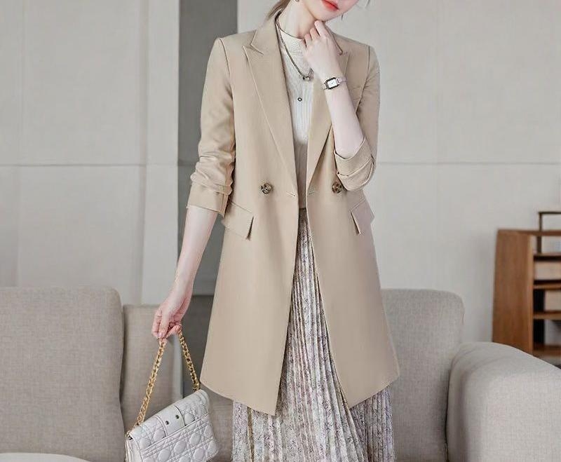 Naistele vabaks lõikega bleiser-kostüüm geomeetrilise mustriga, V-kaelus, topeltkinnitus, keskmine pikkus, polüester