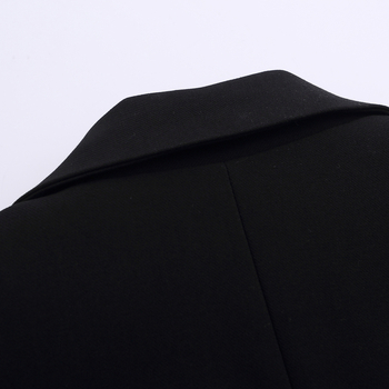 Kasdieninis kostiumas su rožių siuvinėjimu, laisvas kirpimas, apykaklė su atlapu, trijų sagų užsegimas, poliesterio audinys