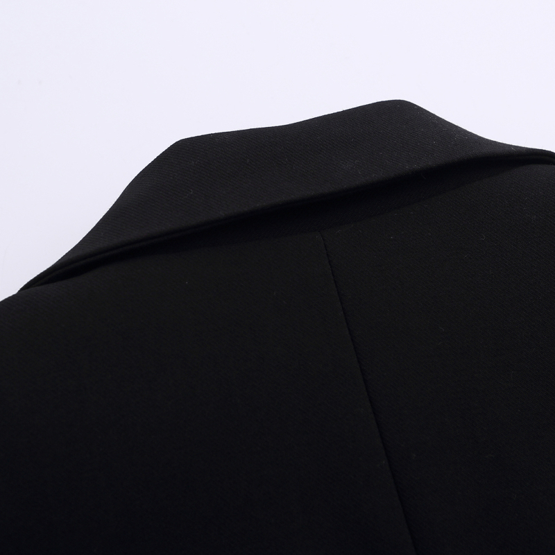 Kasdieninis kostiumas su rožių siuvinėjimu, laisvas kirpimas, apykaklė su atlapu, trijų sagų užsegimas, poliesterio audinys