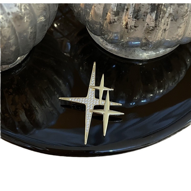 Sagė su geometriniu žvaigždės dizainu, moteriško stiliaus Korėjos stilius, metalas su 14K elektroplakavimu