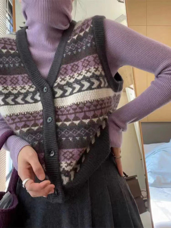 V-kaklo megzta liemenė su dryžių raštu, vilnos mišinio su spandexu, priekinis vienos eilės užsegimas, žiema 2025