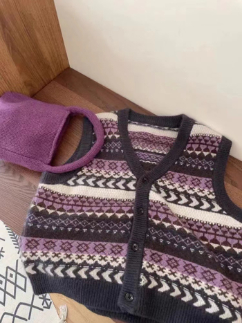 V-kaklo megzta liemenė su dryžių raštu, vilnos mišinio su spandexu, priekinis vienos eilės užsegimas, žiema 2025