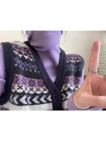 V-kaklo megzta liemenė su dryžių raštu, vilnos mišinio su spandexu, priekinis vienos eilės užsegimas, žiema 2025