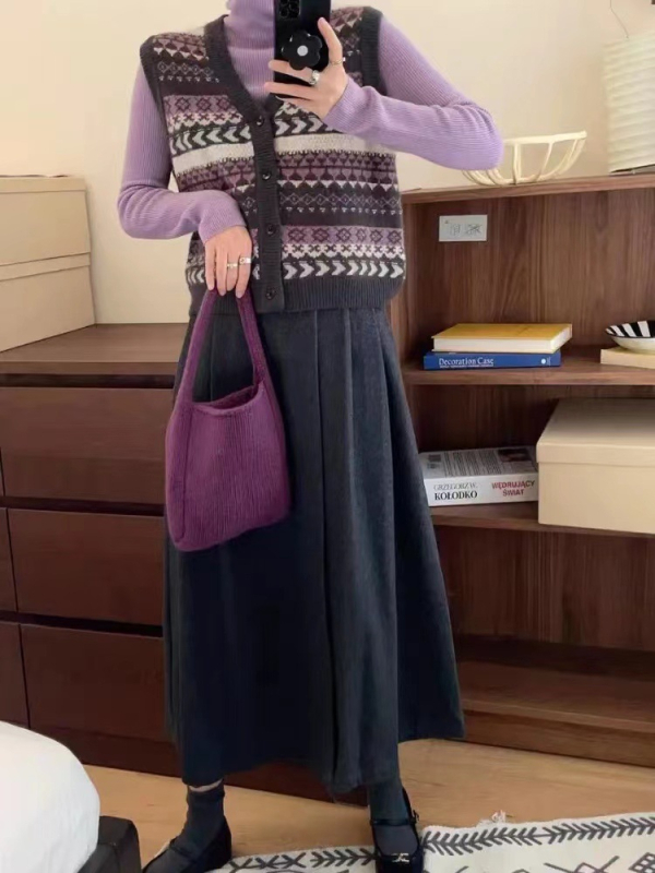 V-kaklo megzta liemenė su dryžių raštu, vilnos mišinio su spandexu, priekinis vienos eilės užsegimas, žiema 2025